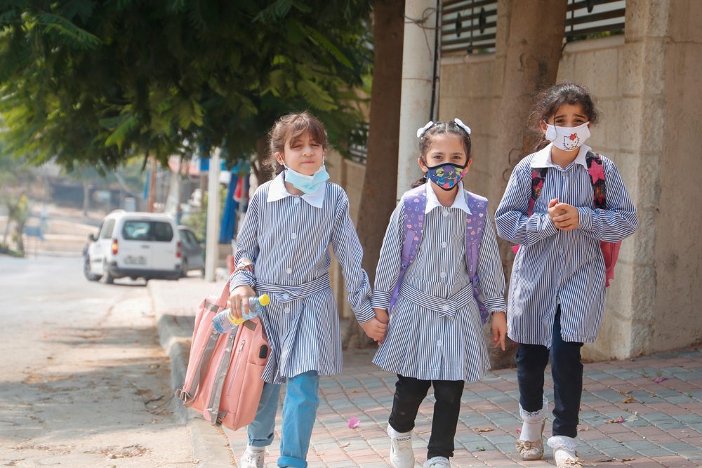 تلميذات فلسطينيات في طريقهن للمدرسة/ shutterstock
