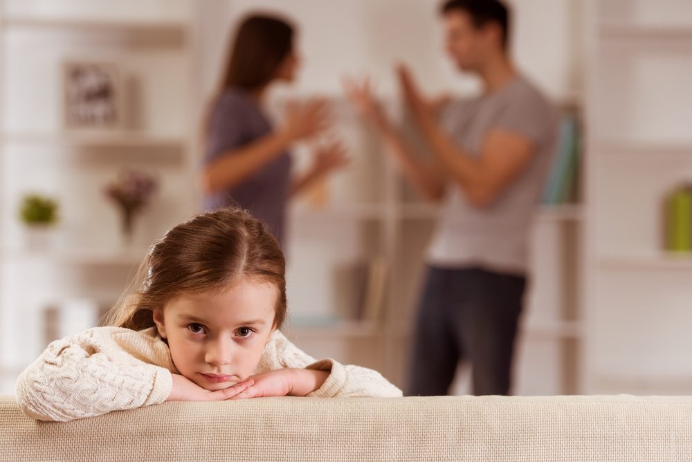 كيف يمكن تأمين أطفالك من المخاطر النفسية للطلاق؟/ shutterstock