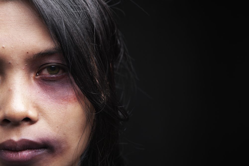 تأثيرات العنف الأسري على المجتمع وخيمة/ shutterstock