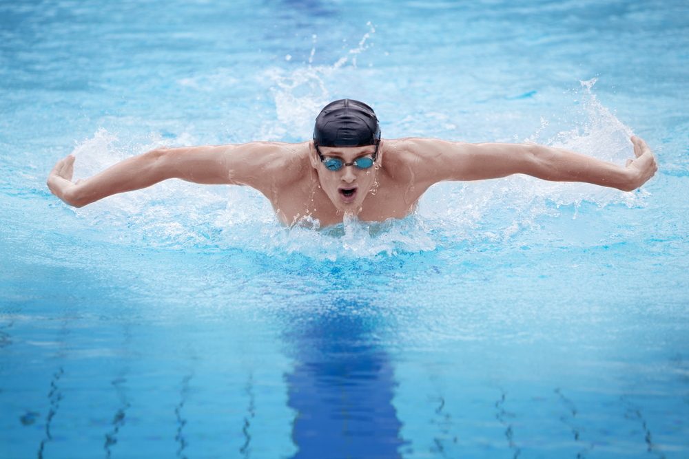 كي لا تصاب بـ”أذن السباح”.. إليك الطريقة الصحيحة لإخراج الماء من أذنيك بعد الاستحمام أو السباحة