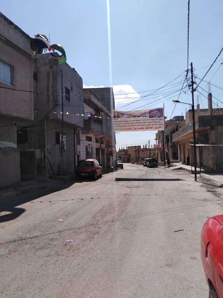 يعيش العنانزة مع أقربائه من أعمامه