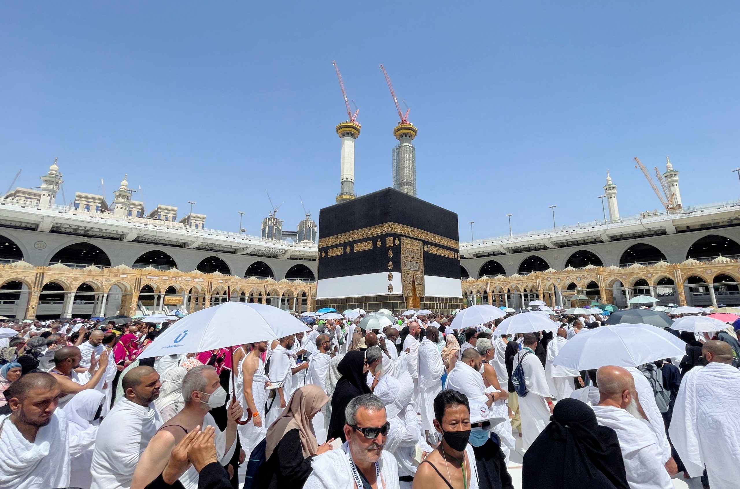 حجاج بيت الله الحرام يتوافدون إلى مكة/ رويترز