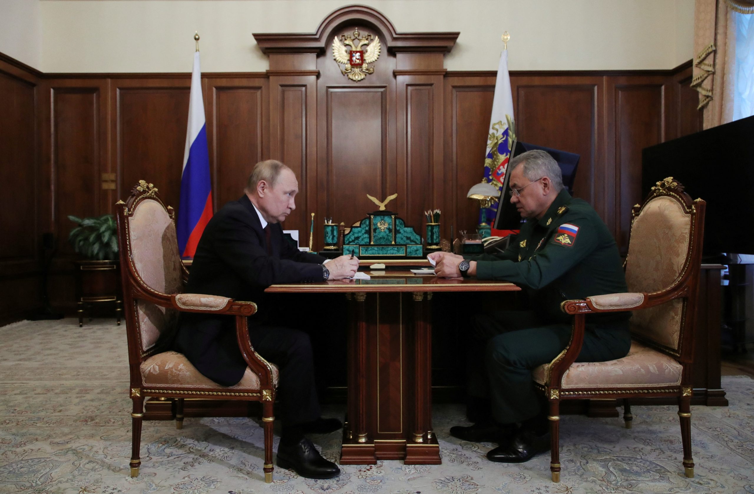 الرئيس الروسي فلاديمير بوتين ووزير دفاعه/ رويترز