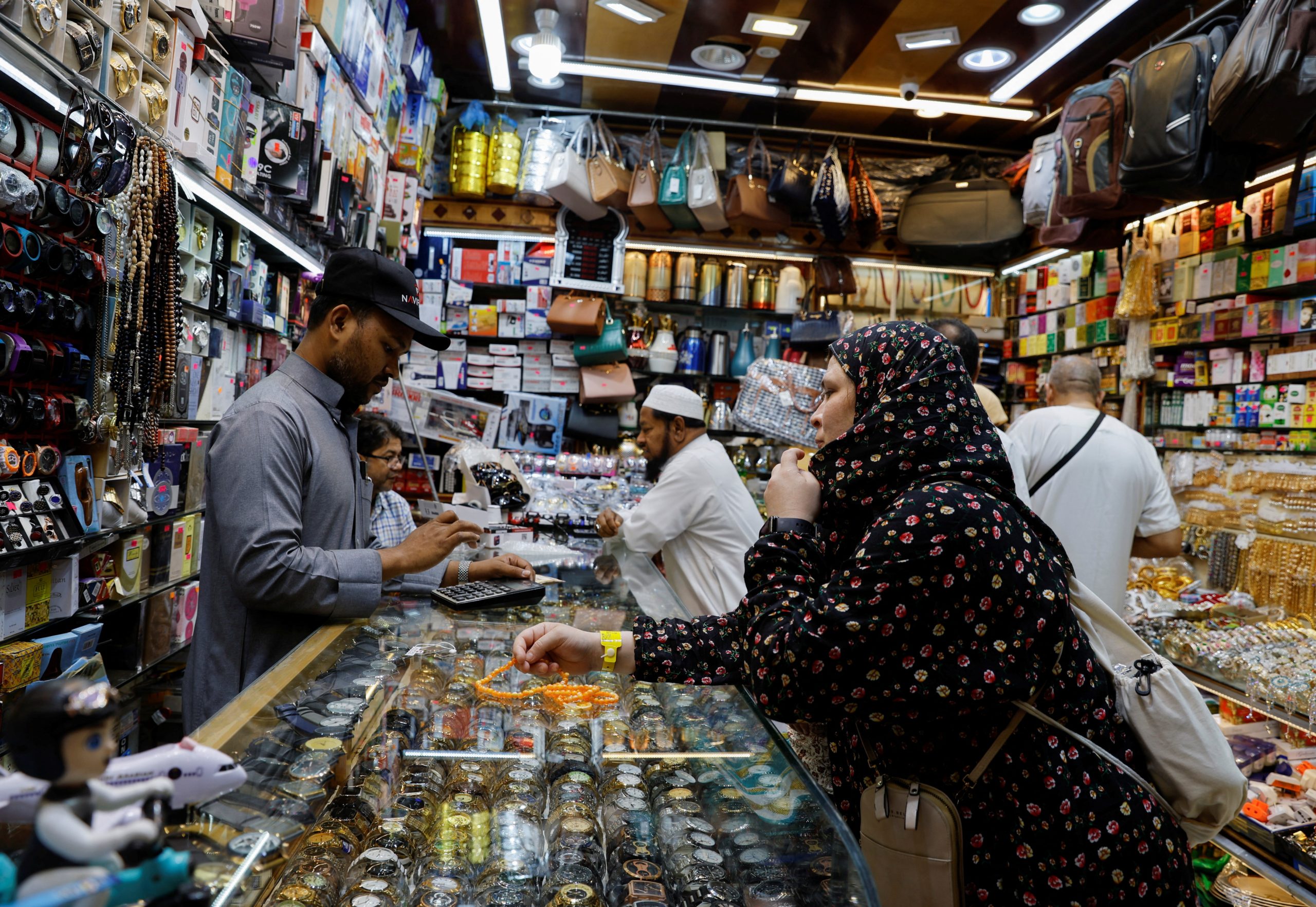 أسواق مكة تنتعش بتوافد حجاج بيت الله الحرام/ رويترز