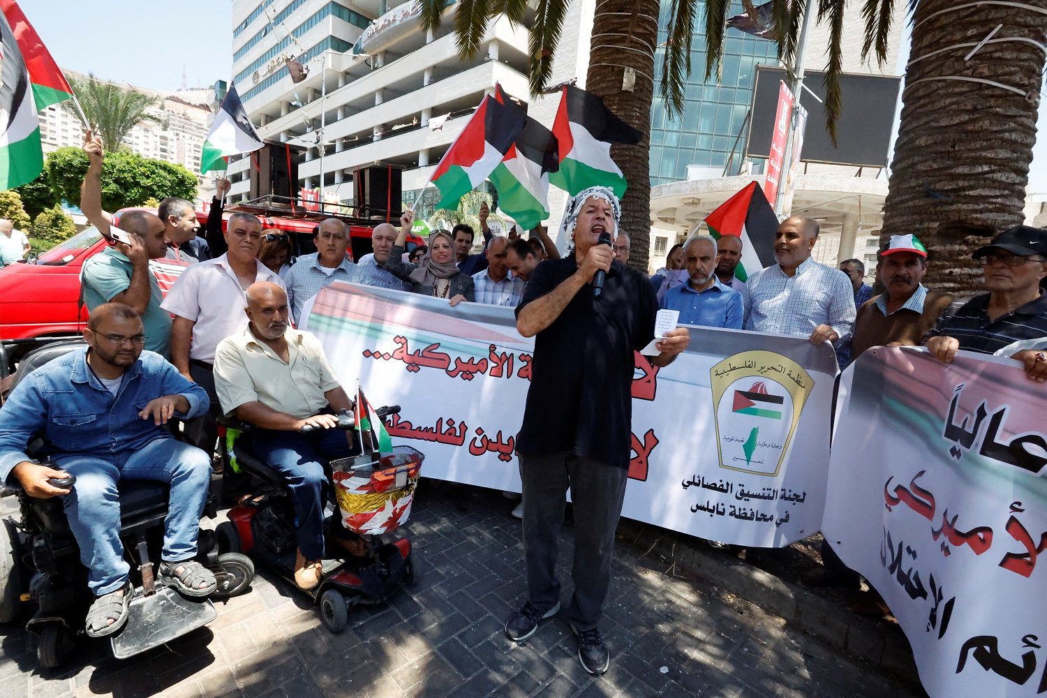 وقفة احتجاجية ضد زيارة بايدن للمنطقة في مدينة نابلس بالضفة الغربية / رويترز