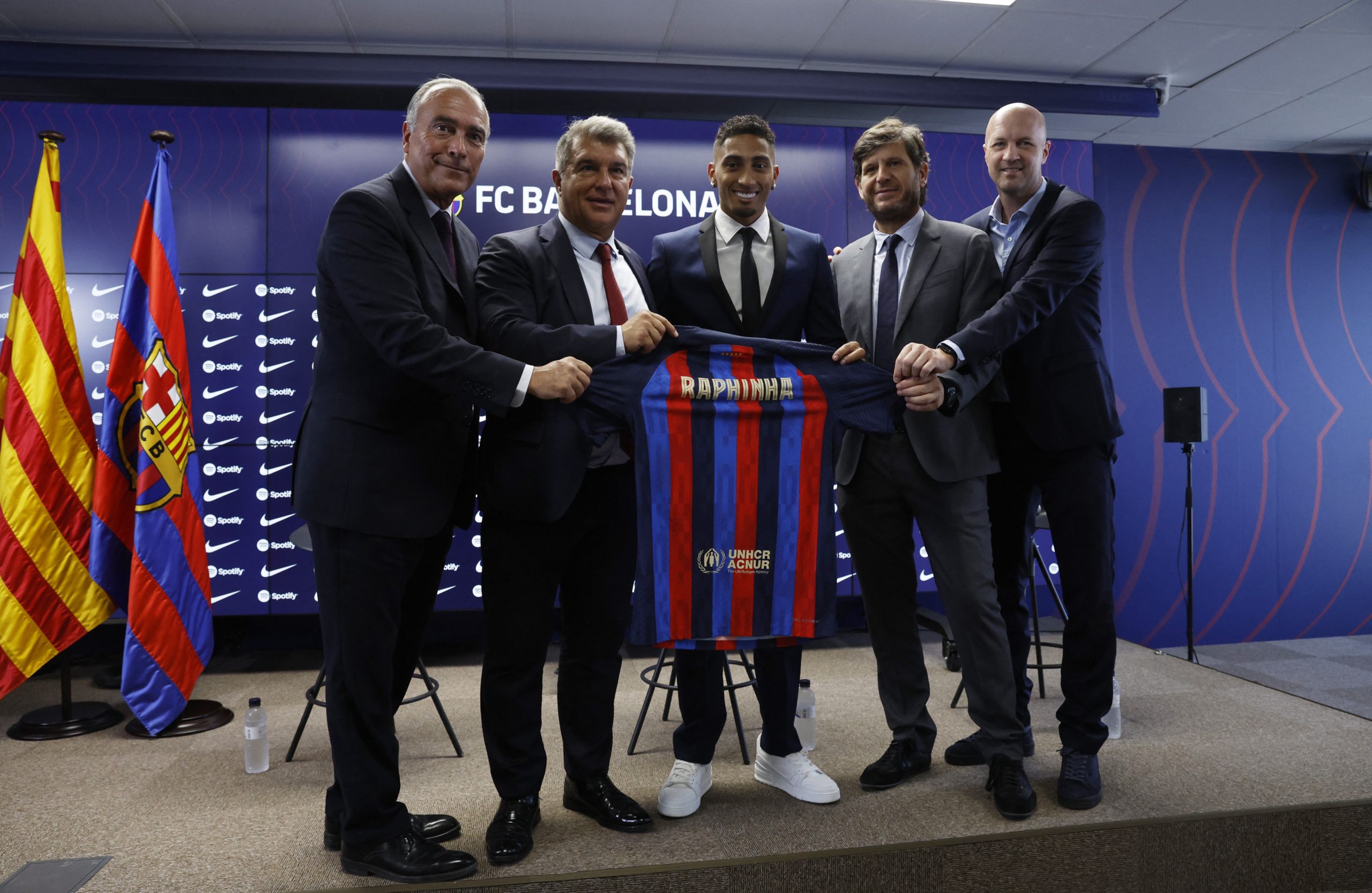 برشلونة من تقديم صفقته الجديدة رافينيا وبجواره مهندس الصفقات ماتيو أليماني، ورئيس النادي خوان لابورتا/ رويترز