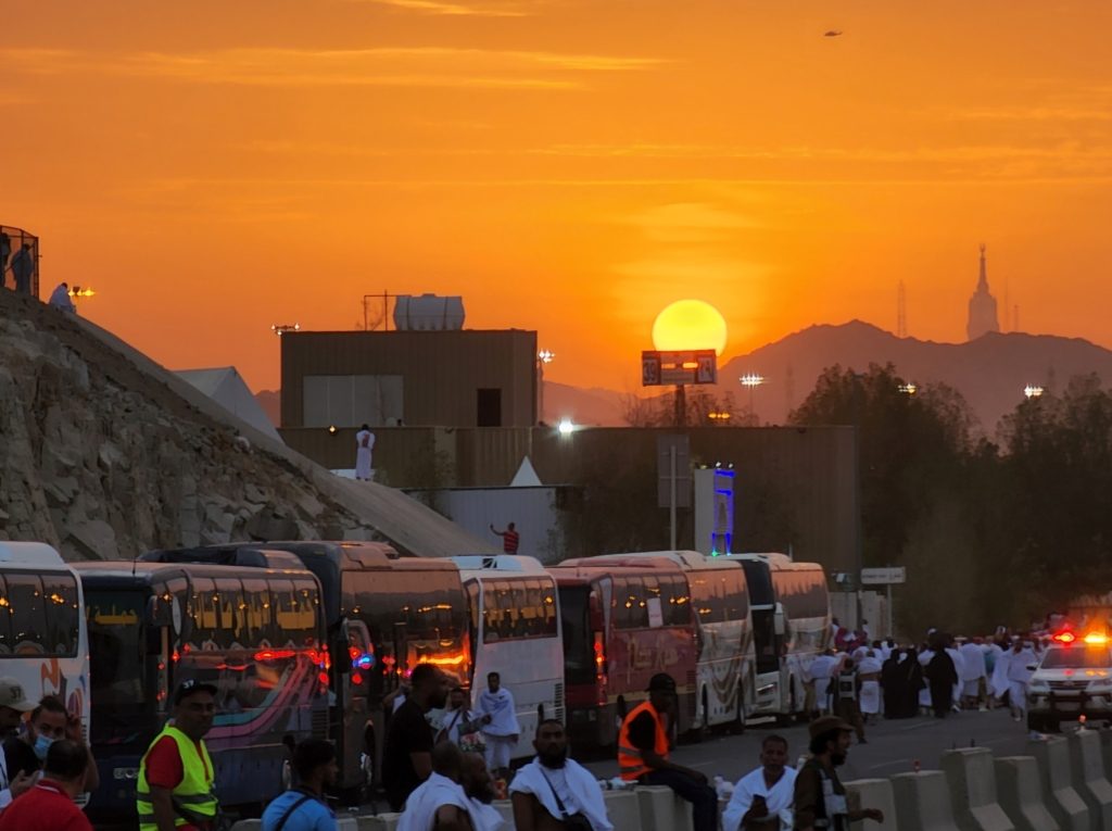 حجاج بيت الله ينفرون من عرفات إلى مزدلفة/ الأناضول