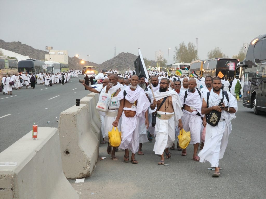 حجاج بيت الله ينفرون من عرفات إلى مزدلفة/ الأناضول