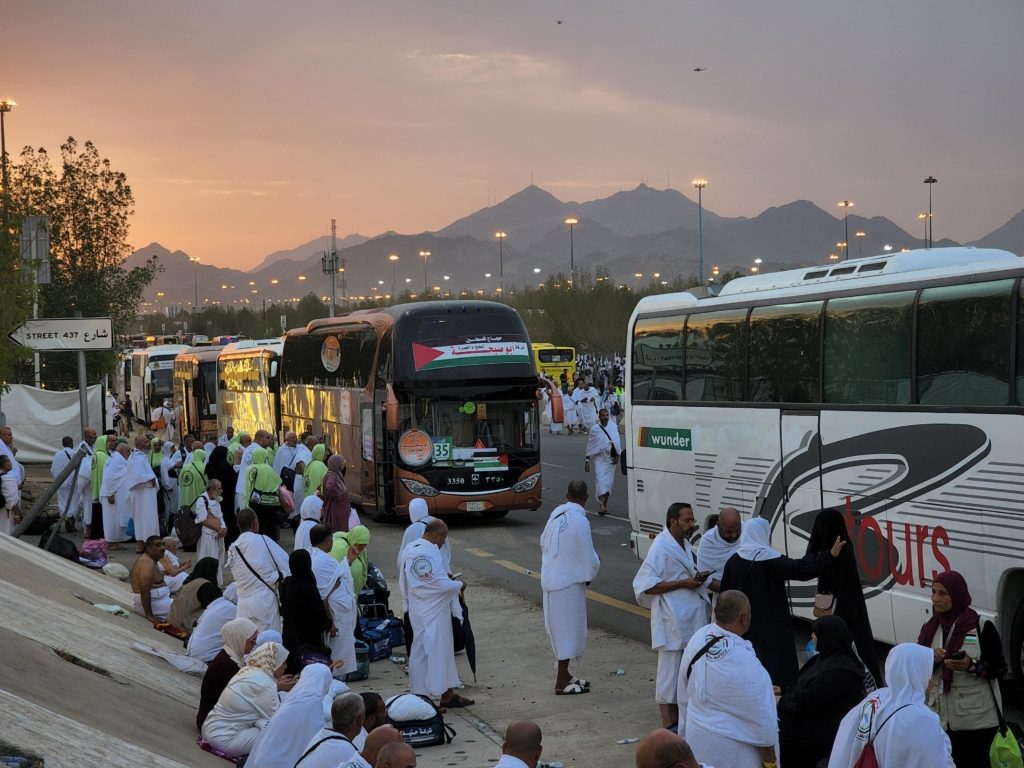 حجاج بيت الله ينفرون من عرفات إلى مزدلفة/ الأناضول