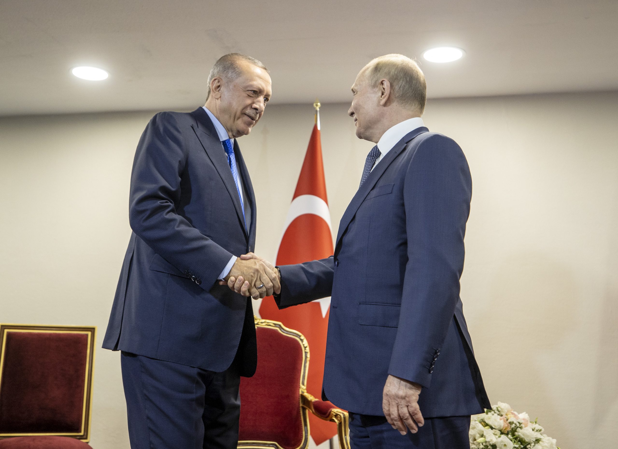بوتين يتململ ويقلب نظره في انتظار أردوغان! فيديو للرئيس الروسي ينتظر قدوم نظيره التركي لنحو دقيقة