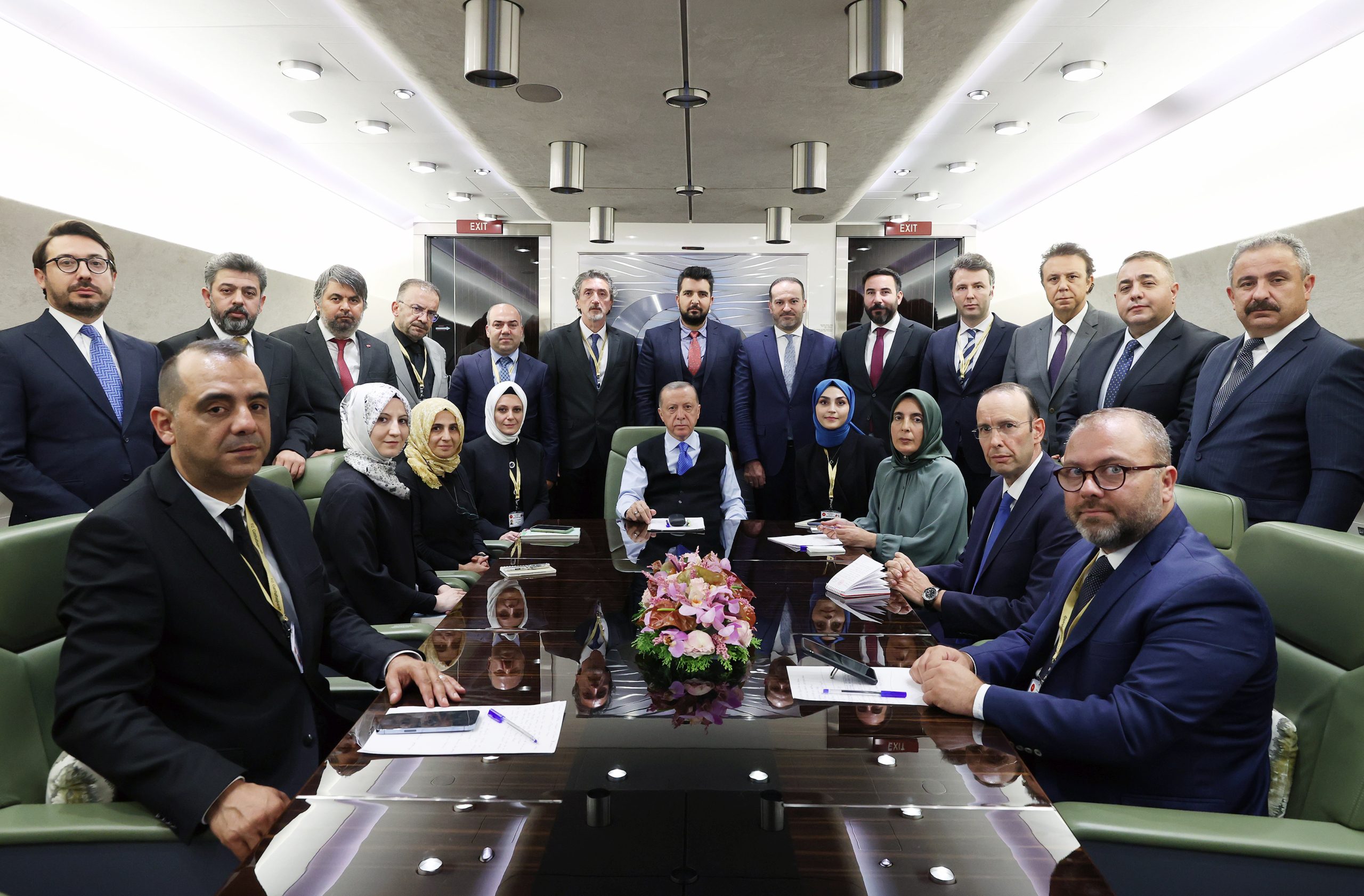 أردوغان على متن الطائرة لدى عودته من زيارته الرسمية إلى إيران / الأناضول