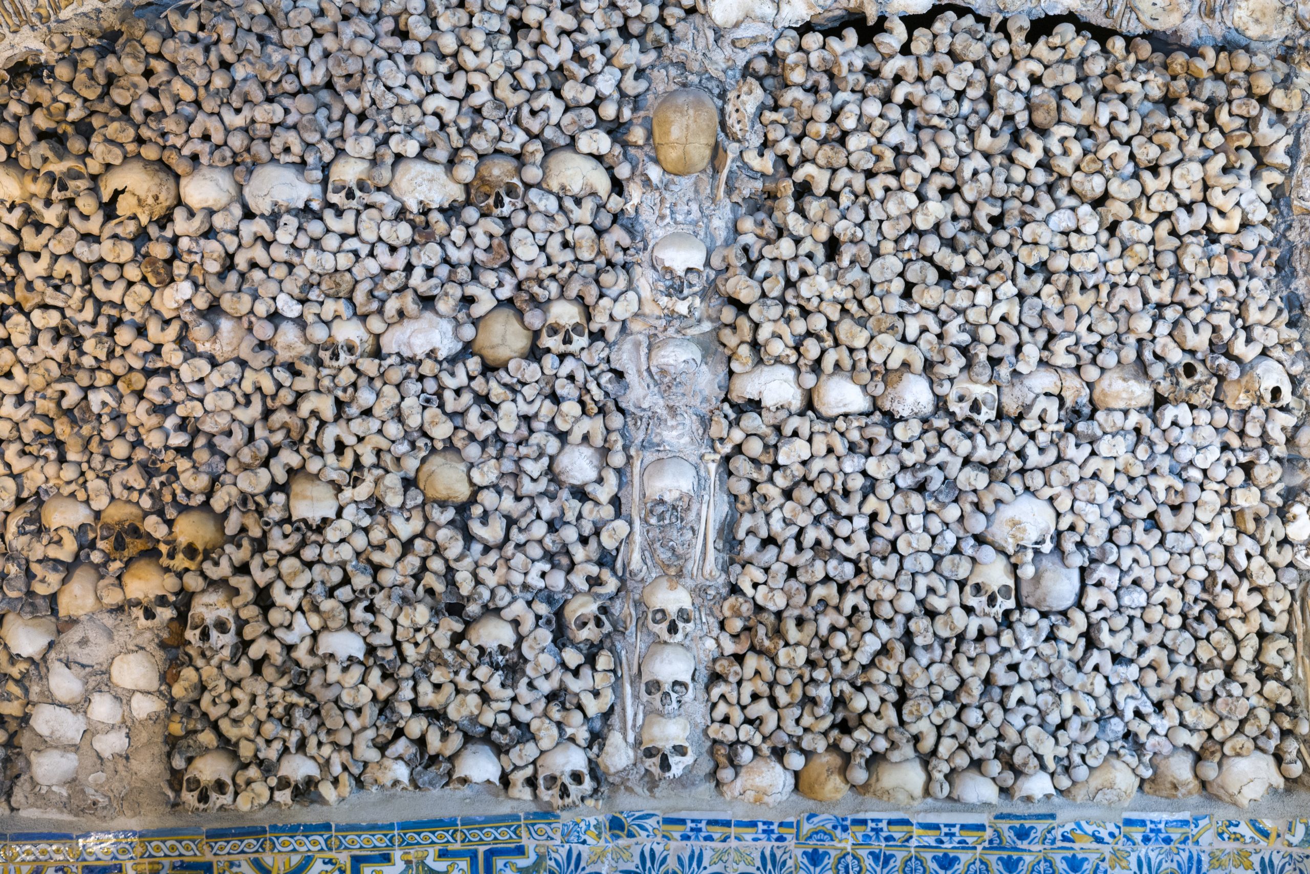 Getty Images/ كابيلا دي أوسوس، عبارة عن كنيسة داخلية صغيرة مزيّنة بالكامل بالعظام البشرية، وضمن ذلك الجماجم وعظام الساق والفخذ، تمّ بناؤها على الطراز القوطي بين القرنين الخامس عشر والسادس عشر.