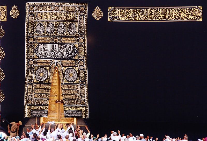 عندما يتوشح الحرم بالسواد في يوم عرفة.. ما هي عادة "يوم الخليف" المكية المتوارثة منذ أيام الإسلام الأولى؟