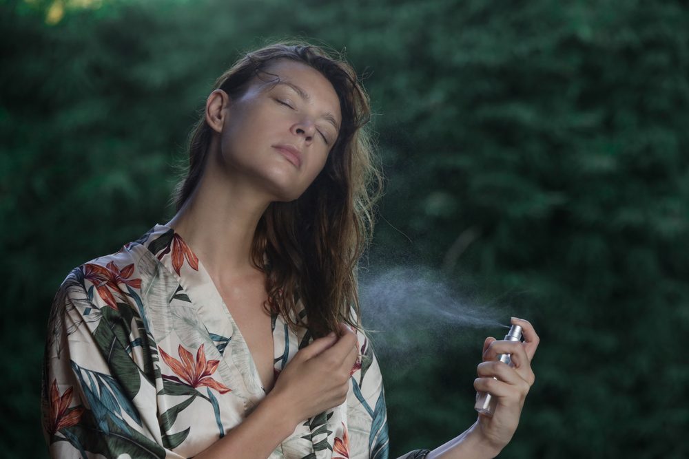 معطر الجسم آمن للاستخدام على الشعر والملابس - ShutterStock