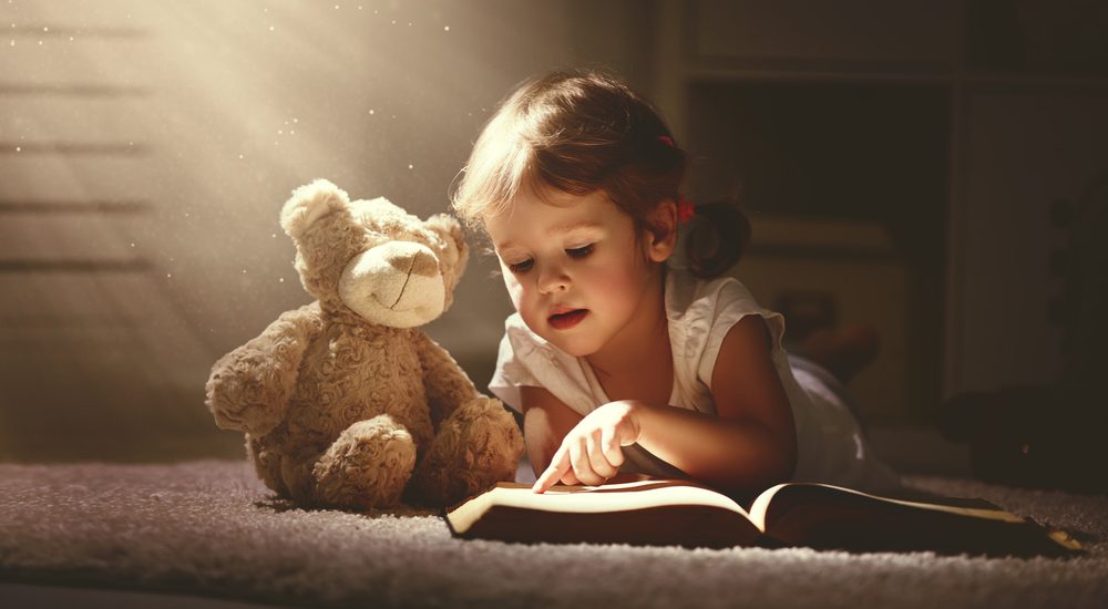 كيف نحبب أطفالنا في قصص الأطفال؟/ Shutterstock