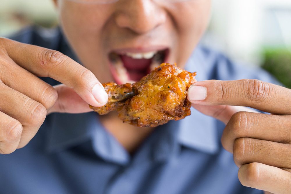 تناول الطعام أثناء فتح الفم - Shutterstock