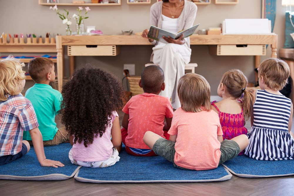 تملك قصص الأطفال قدرة سحرية على تعديل سلوك الأطفال/ Shutterstock