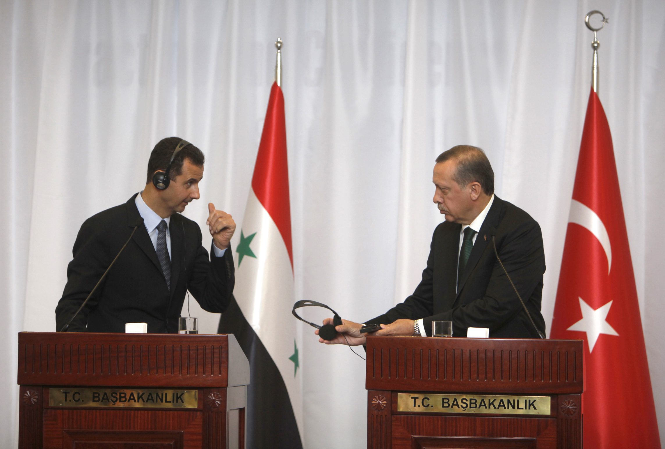 الرئيس التركي رجب طيب أردوغان، حينما كان رئيسا للوزراء، مع رئيس النظام السوري بشار الأسد في قمة بإسطنبول 2010/ رويترز