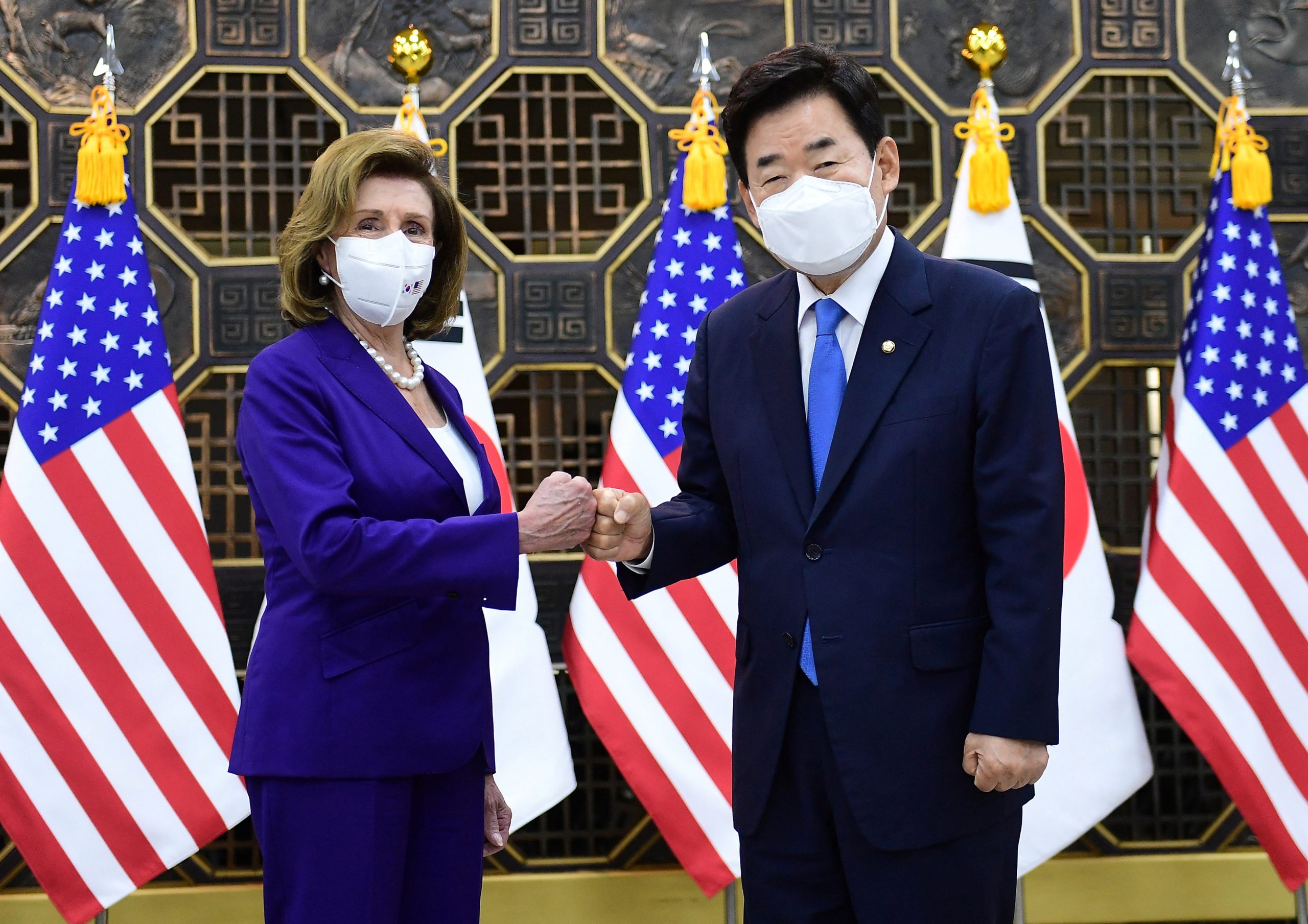 رئيسة مجلس النواب الأمريكي، نانسي بيلوسي ونظيرها الكوري الجنوبي كيم جين بيو / رويترز