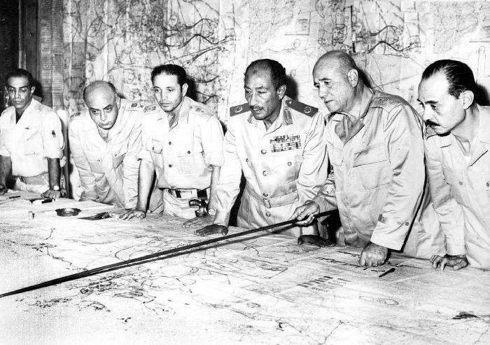 قادة حرب أكتوبر 1973 في غرفة العمليات لوضع ودراسة الخطة - Wikimedia Commons
