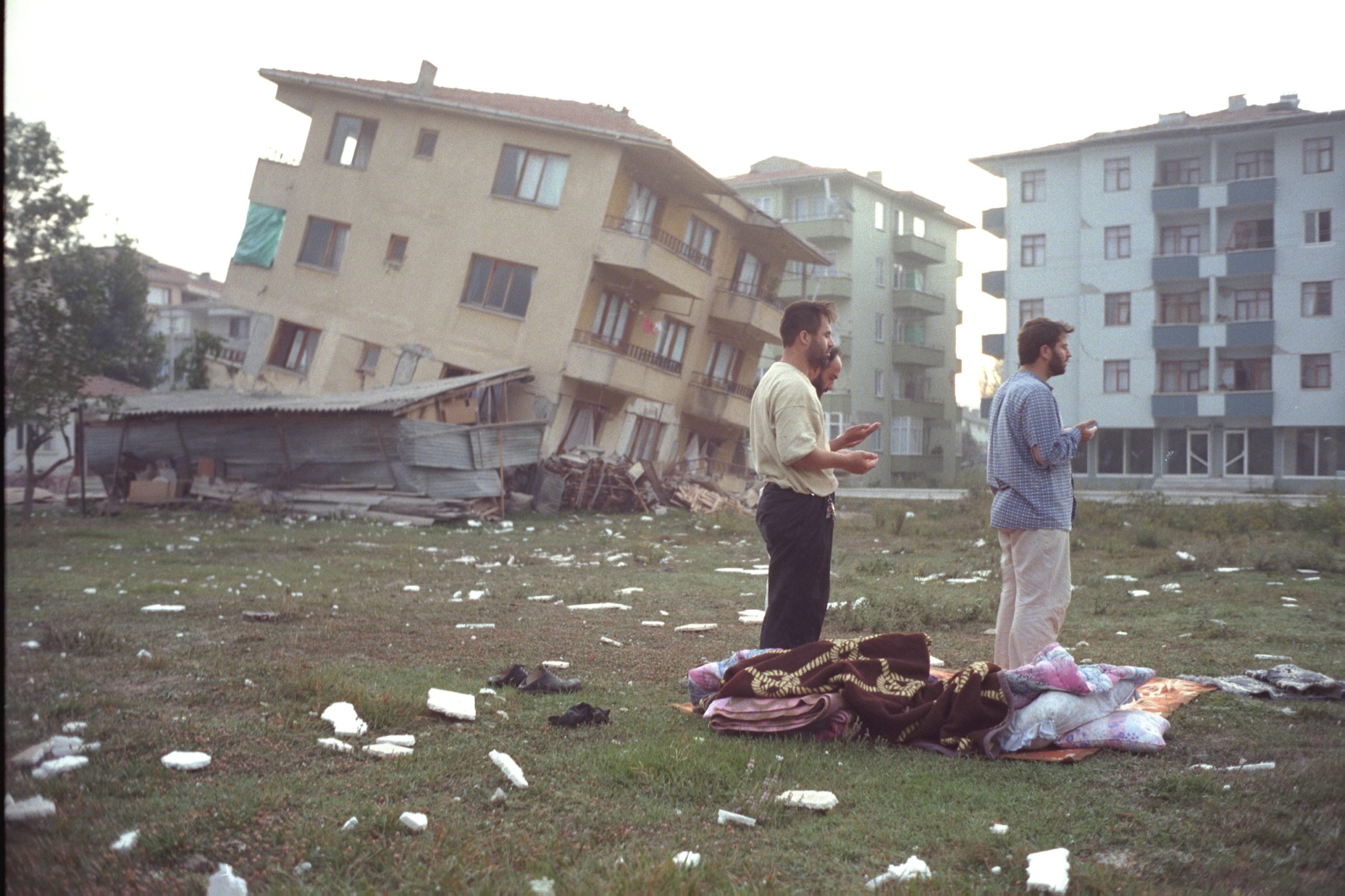 زلزال تركيا 1999 الذي خلَّف وراءه مدينة غارقة تحت البحر | عربي بوست