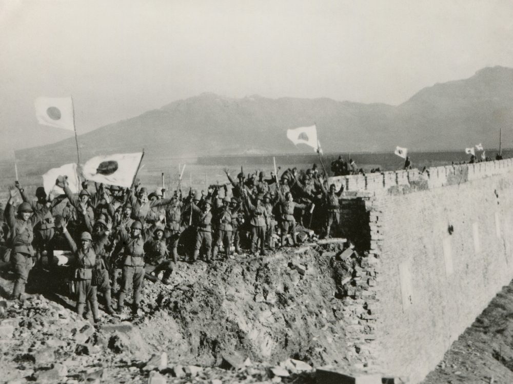 جنود يابانيون يحتفلون بالاستيلاء على نانجينغ ، الصينية عام 1937 - ShutterStock