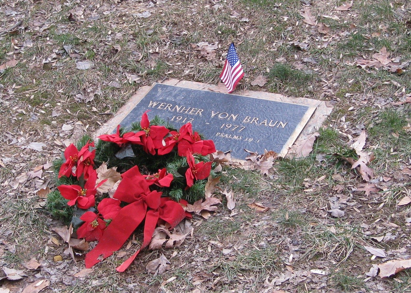 شاهد قبر فون براون في ولاية فرجينيا الأمريكية 1977 - WikiMedia Commons