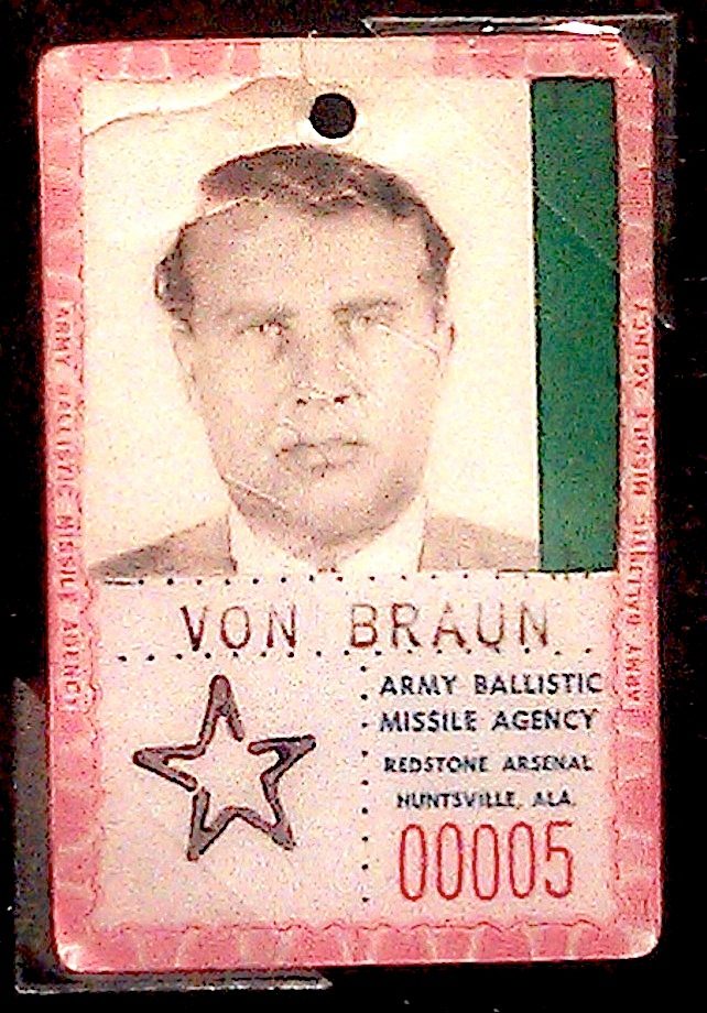 بطاقة هوية فون براون خلال عمله مع ناسا بتاريخ 1957 - Wikimedia Commons