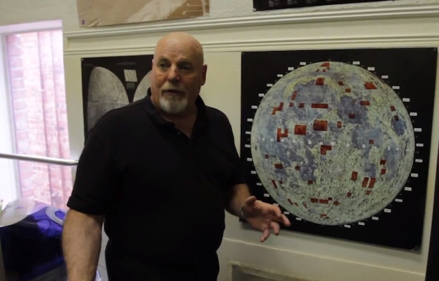 دينيس هوب يستعرض البقع الأرضية التي تم بيعها من القمر| مواقع التواصل الإجتماعي