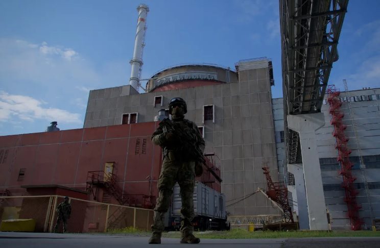 جندي روسي يقف حراسة خارج محطة زابوريجيا النووية/ GettyImages<br>