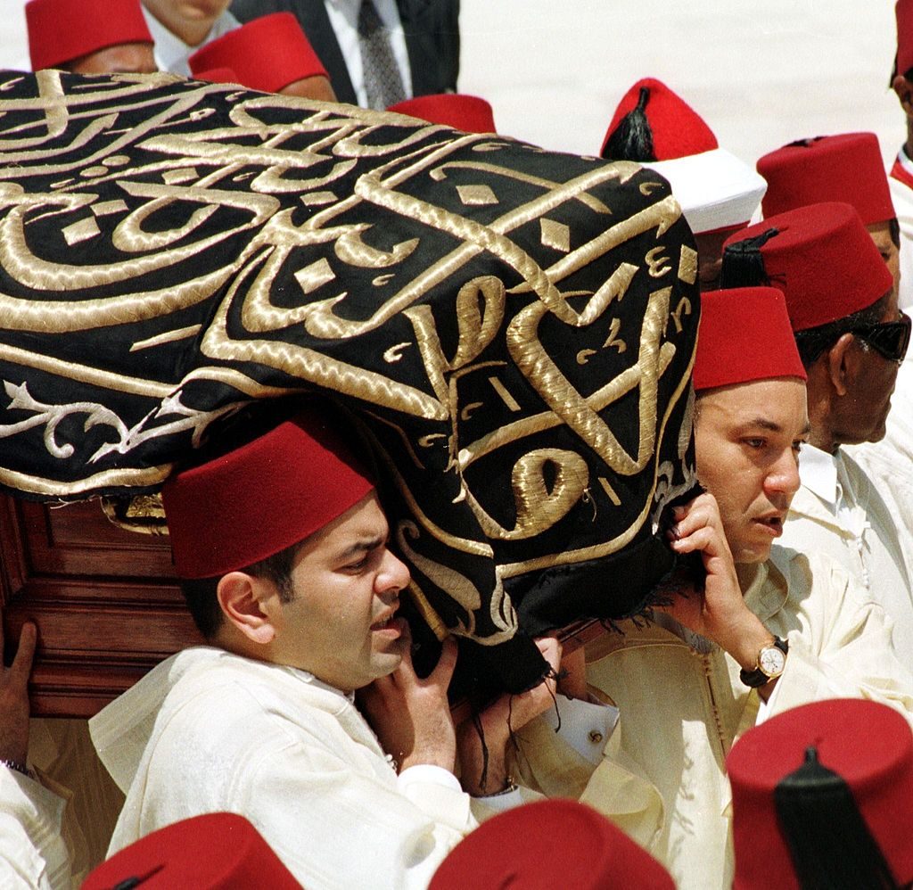 الملك محمد السادس في جنازة والده الحسن الثاني / Getty images<br>