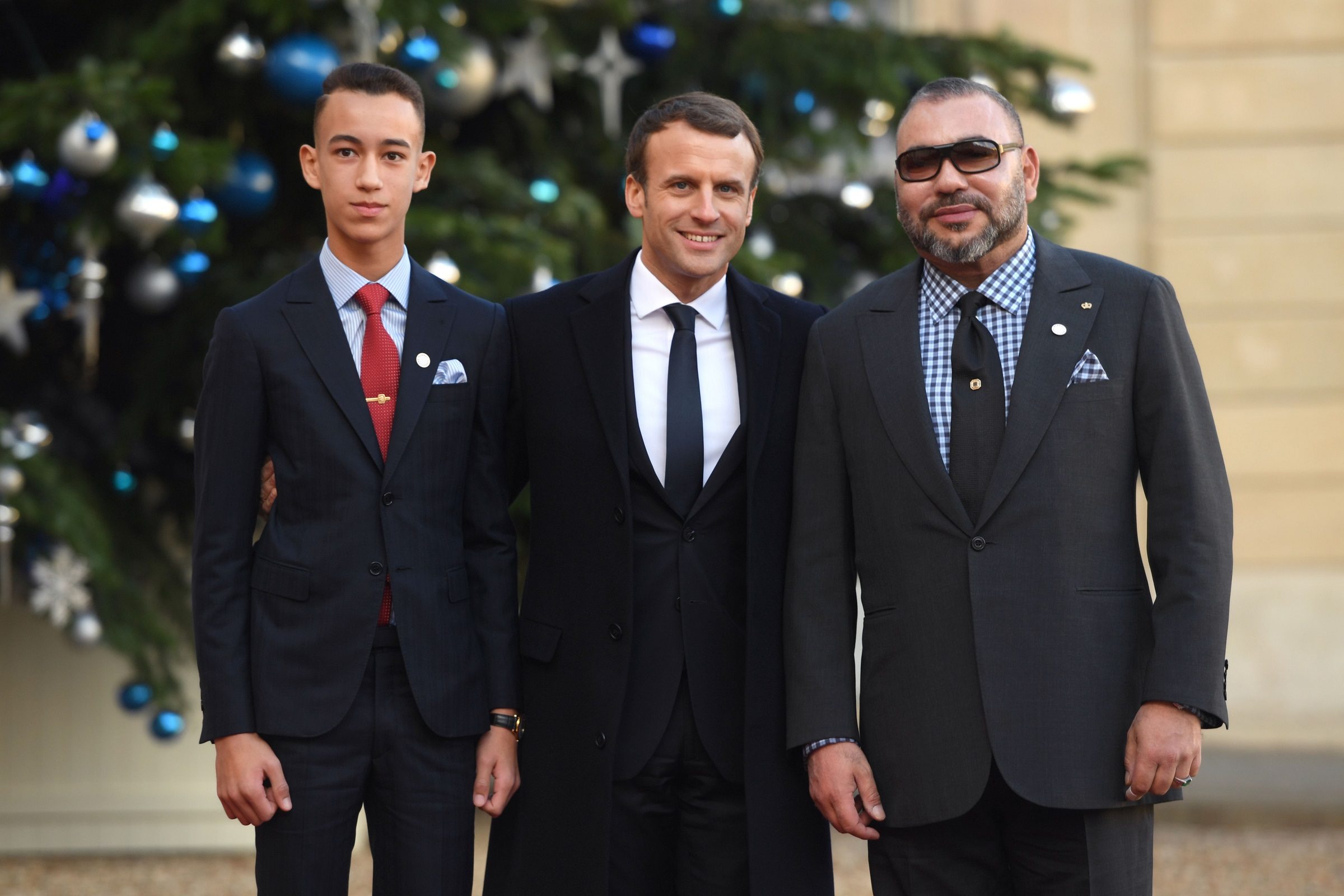 ولي عهد المغرب إلى جانب والده والرئيس الفرنسي/ getty images