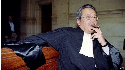 تزوَّج جميلة بوحيرد ودافع عن صدام حسين وساند فلسطين.. عن “محامي الرعب” الفرنسي جاك فيرجيس