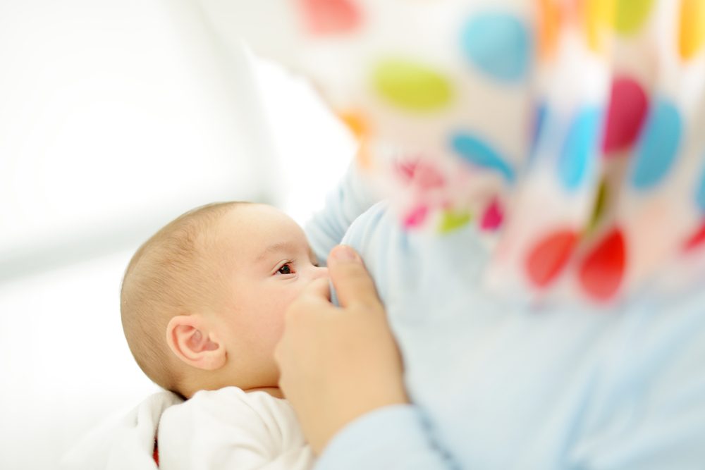 الرضاعة الطبيعية للطفل/ shutterstock