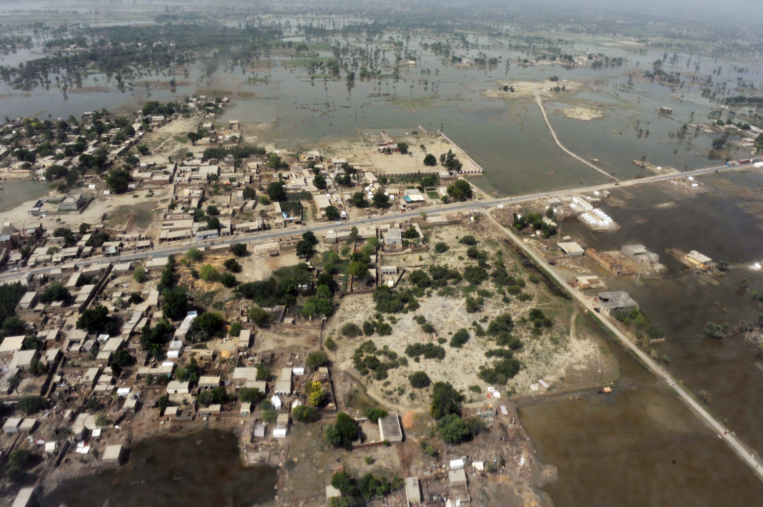 الأضرار الناتجة عن فيضانات باكستان 2010|shutterstock