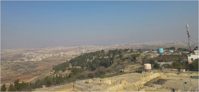 القرية تتمتع بإطلالة وموقع استراتيجي ميزها عن باقي القرى الفلسطينية- عربي بوست