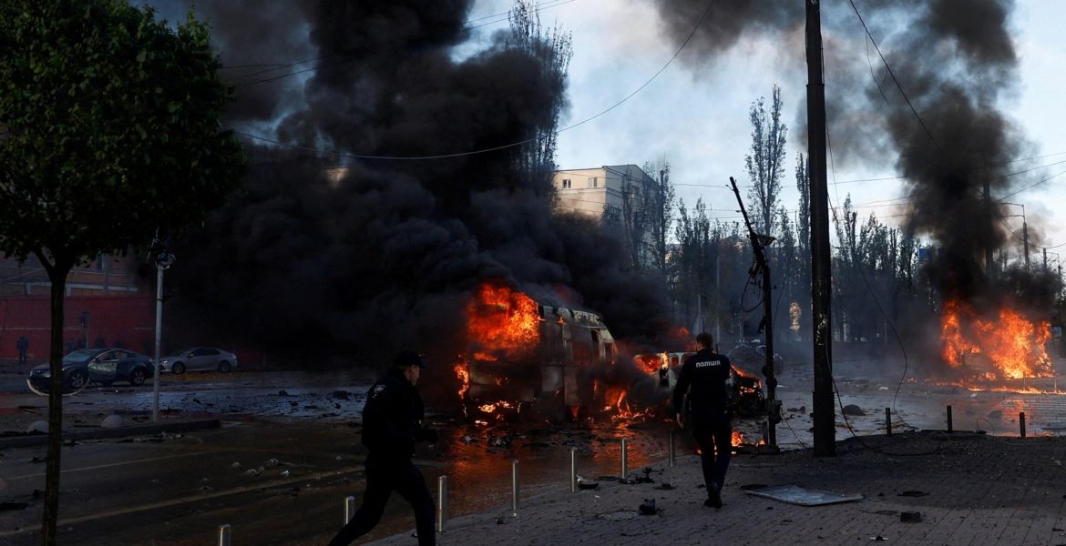 العاصمة الأوكرانية كييف بعد تعرضها لقصف روسي يوم 10 أكتوبر 2022 - رويترز