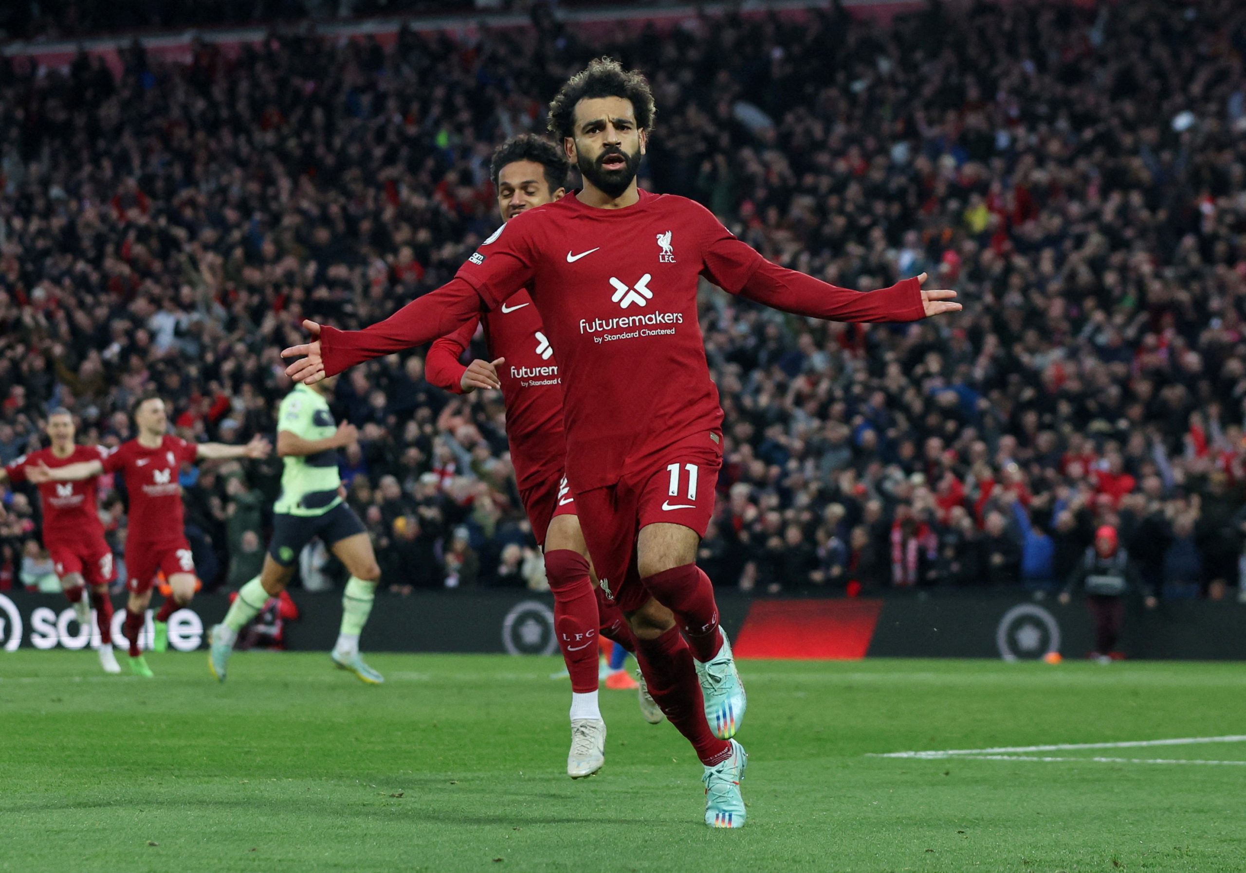 هدف محمد صلاح يقود ثورة ليفربول (رويترز)