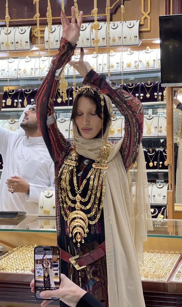 بيلا حديد \ مواقع التواصل الاجتماعي