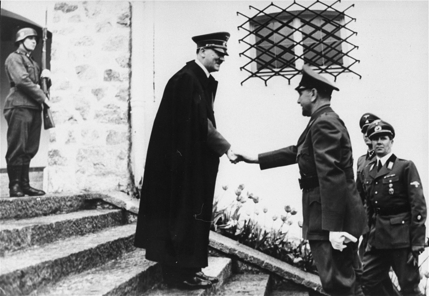 هتلر مستقبلاً بافليتش في العام 1941/ وكيبيديا