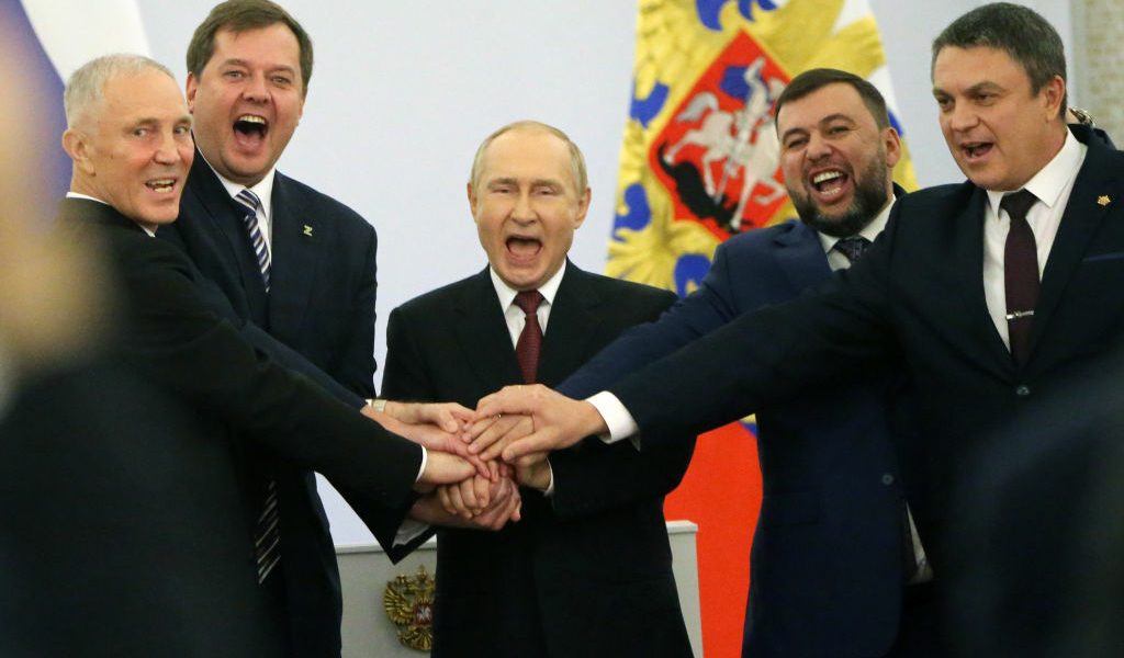 الرئيس الروسي فلاديمير بوتين، والزعماء المعينيون للمناطق الأربعة التي تم ضمها - getty images