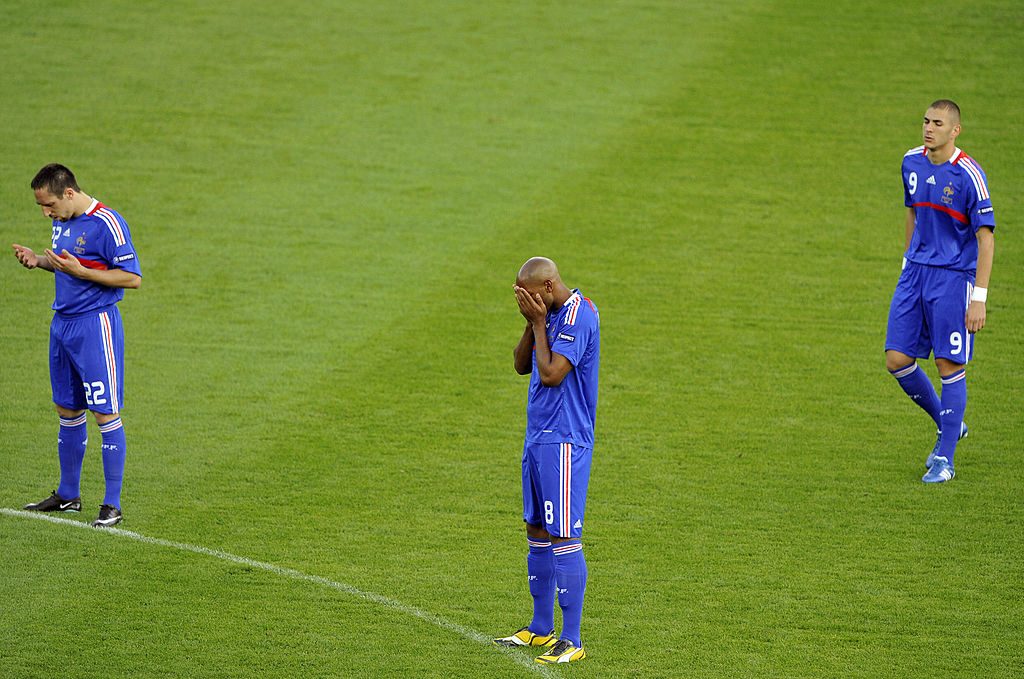 يصلّي متوسطاً ريبيري وبنزيما قبيل مباراة فرنسا ورومانيا في العام 2008/ Getty Images