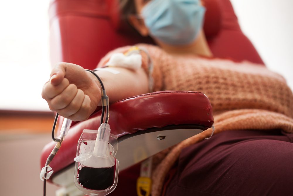 استخراج الدم من الذراع لانتاج حقن البلازما/Shutterstock