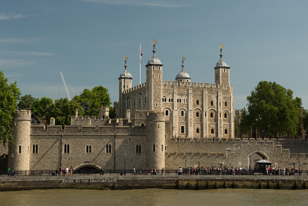 لغز أميرَي برج لندن المفقودَين.. هل يكشف تشارلز الثالث أن أحد ملوك بريطانيا قتل وليين للعهد وسرق التاج؟
