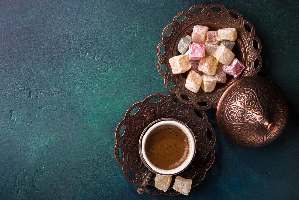 قاوم رغبتك في تناول الحلويات مع القهوة/ Shutterstock
