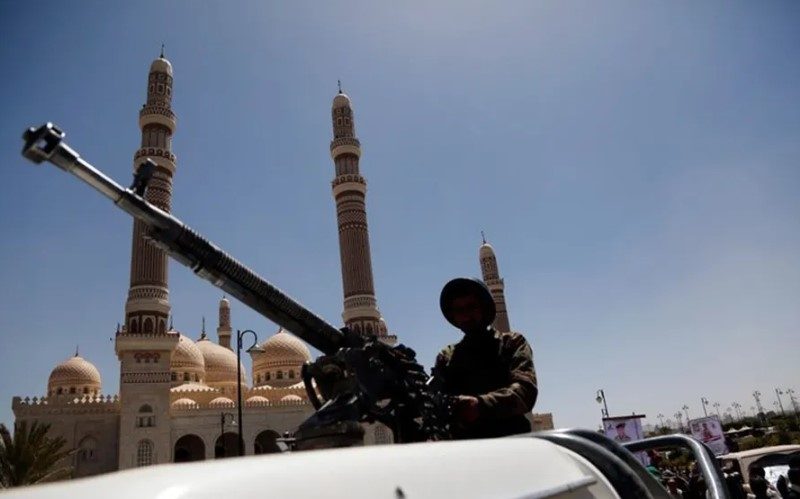 الحوثيون يعلنون مقتل 9 ضباط في مواجهات مع الحكومة اليمنية.. وتدمير منصة صواريخ للجماعة في الحديدة