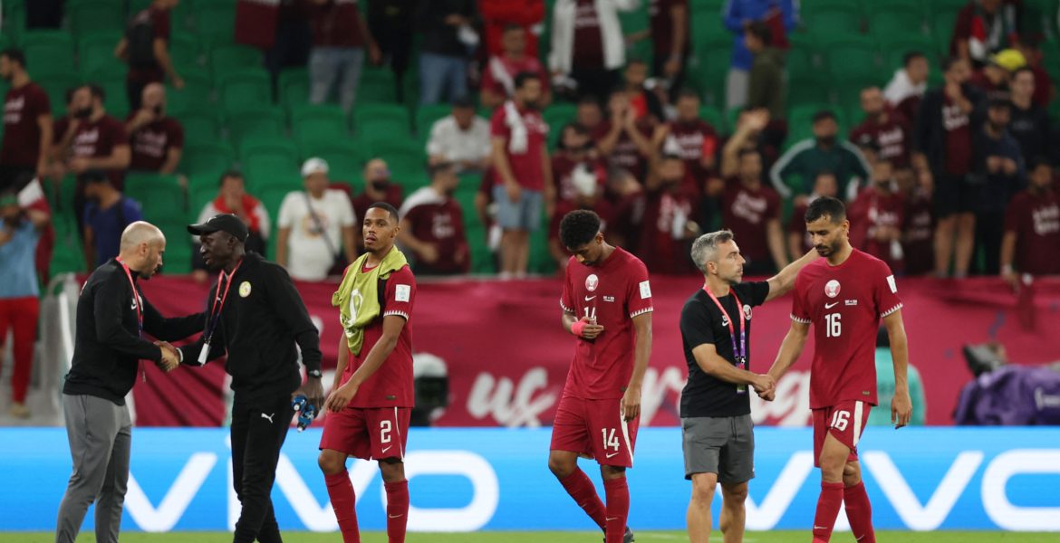 منتخب قطر أحد ممثلي المنتخبات العربية في كأس العالم 2022 - رويترز