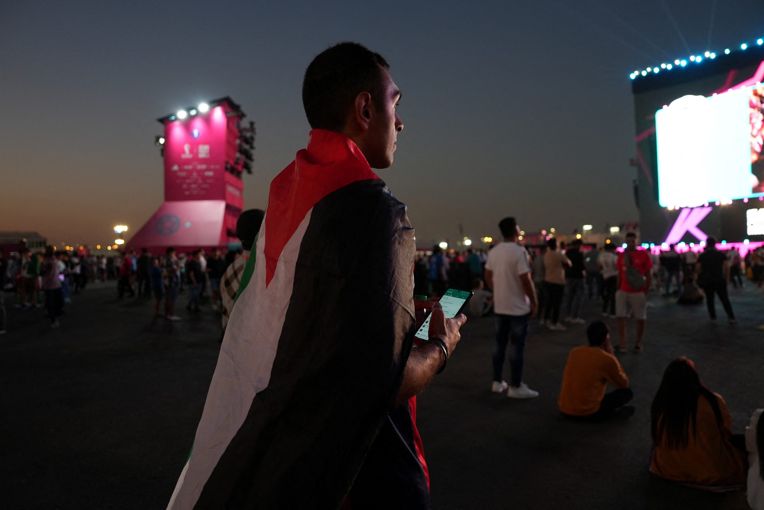 رويترز/ مدرب البرازيل "تيتي" يبحث عن شاب يرتدي علم فلسطين ساعد حفيده المريض بعد مباراة صربيا