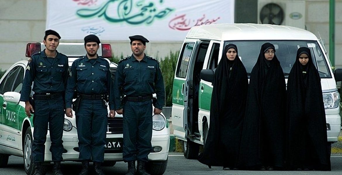 إيران تقاضي 11 شخصاً بتهمة “الإفساد في الأرض”.. وفيديو لمنتخب كرة السلة يمتنع عن ترديد النشيد الوطني