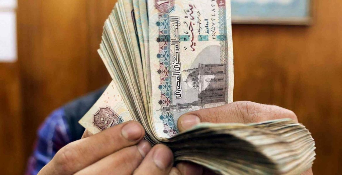 تعتمد عليها الحكومة لتوفير السيولة الأجنبية.. تحويلات المصريين بالخارج تتراجع بشكل ملحوظ في 2022